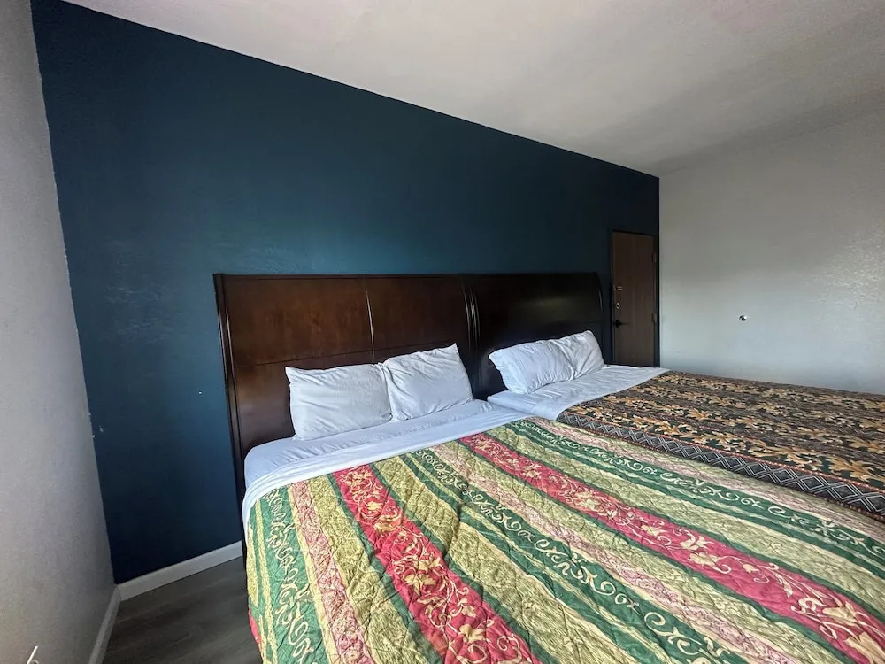 Lamar Inn & Suites — 5