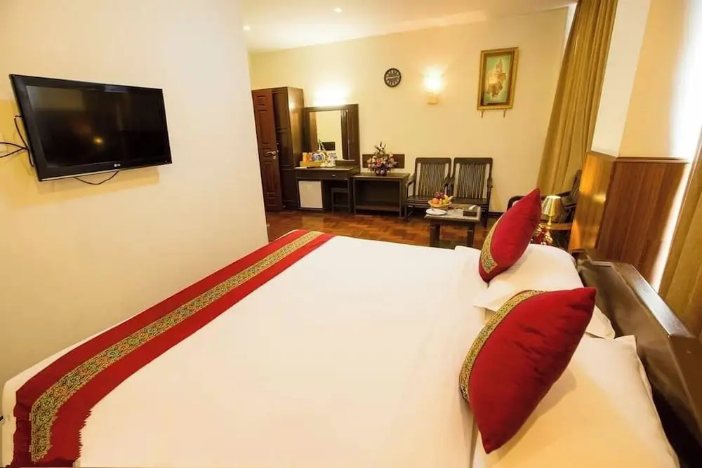 Deluxe Double room with city view (full double bed)