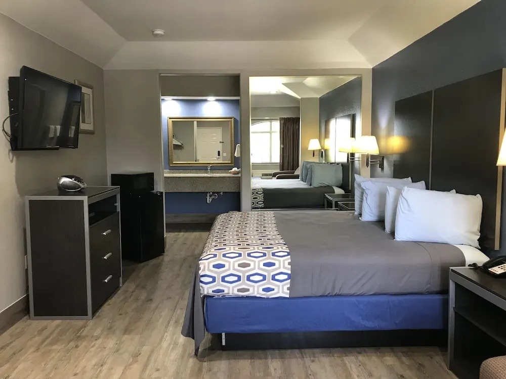 Четырёхместный номер Deluxe двуспальная кровать в Camelot Inn & Suites Veterans Memorial NW Houston