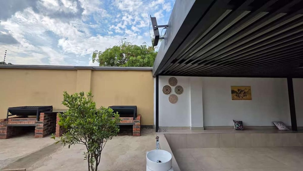 Cottage - Sleeps 4 - Pool - Near Airport