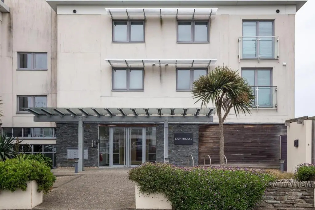 Ground Floor 2-Bedroom Apartment - Fistral Beach
