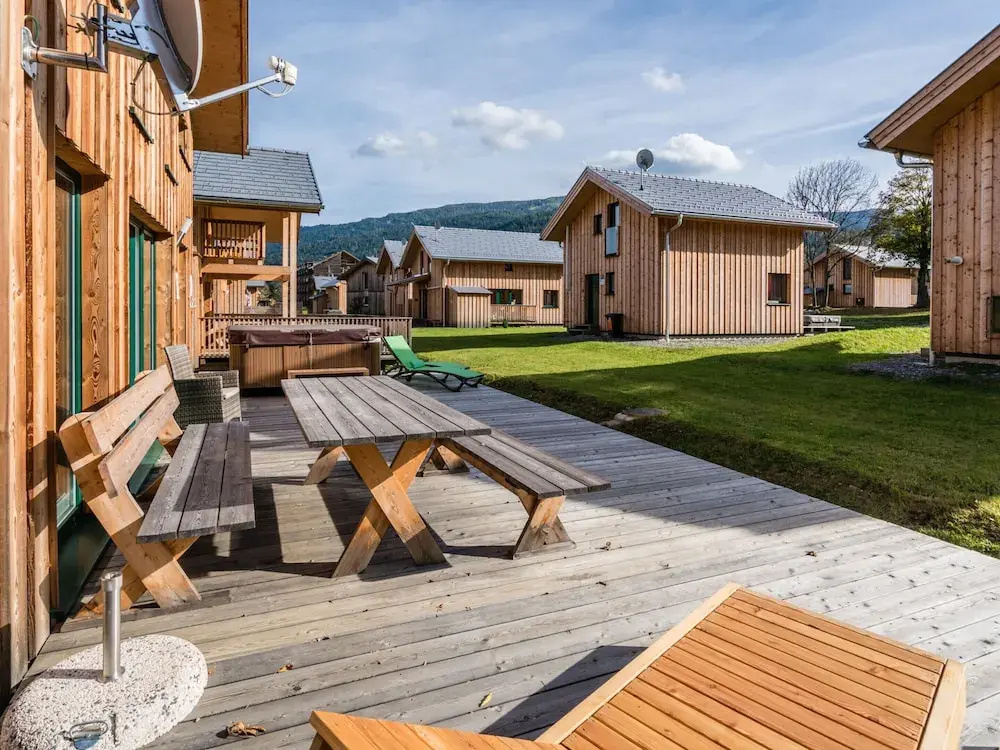 Spacious Chalet With hot tub