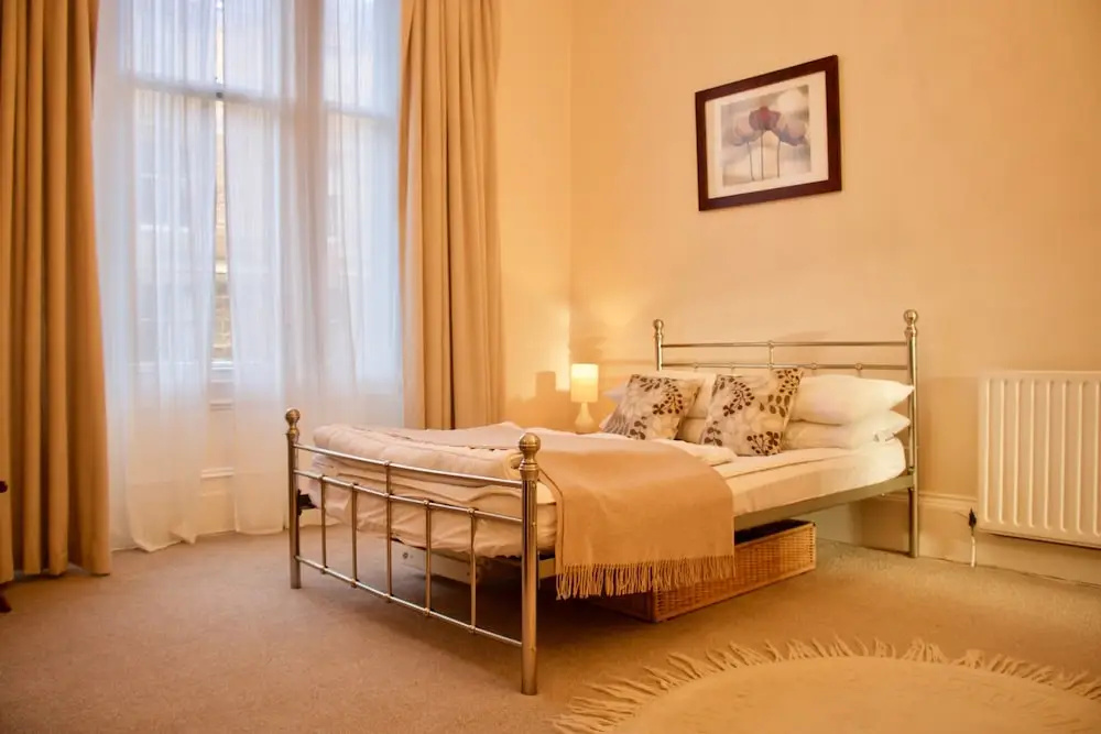 2 Bedroom Stockbridge Flat