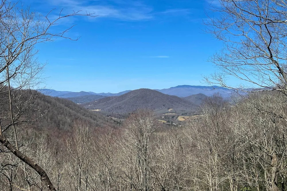 8 Acres + Hiking Trails: Little Switzerland Escape - фото 22