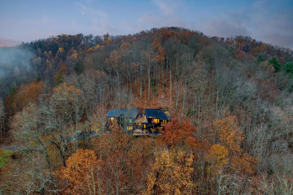 Dark Horse by Avantstay Secluded 5bdr w/ Hot Tub, Game Room, Deck Forest Views