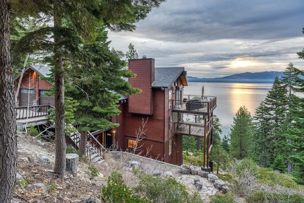 5BR 4BA Lake View Cabin by RedAwning