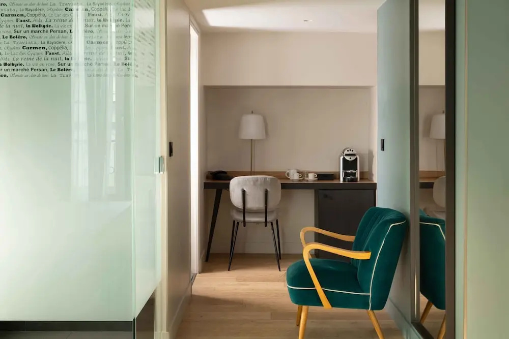 Lyric Hotel Paris 84