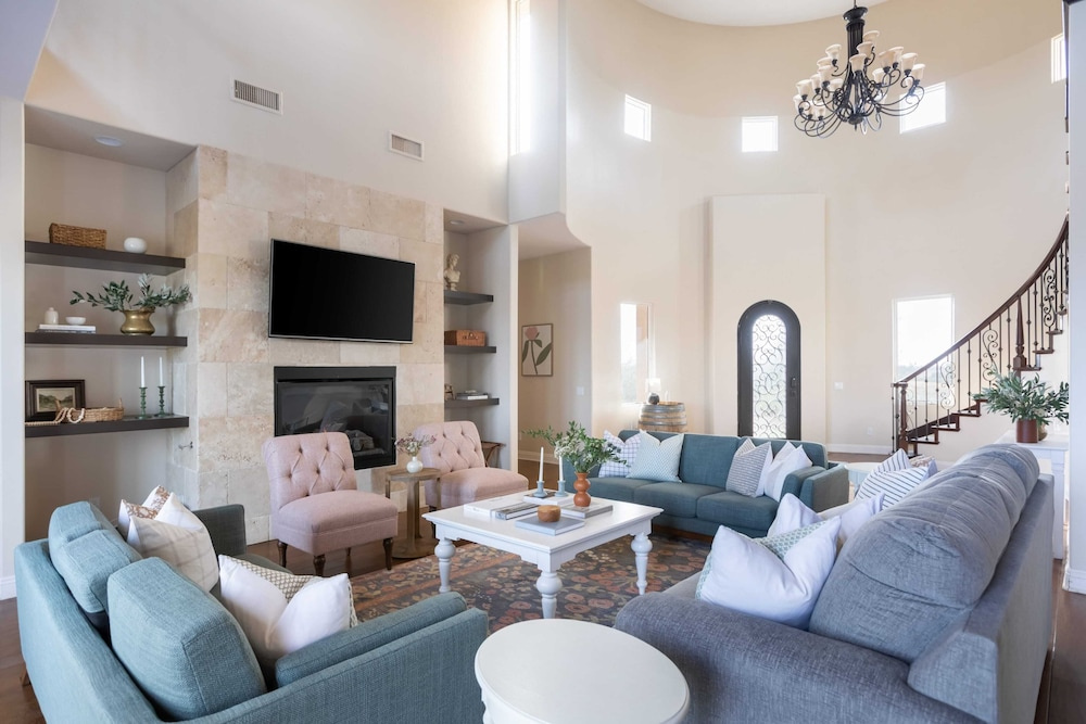 Palazzo Del Sol By Avantstay Breathtaking Home w/ Mountain Views & Hot Tub — 2