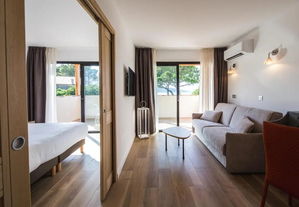 Suite with balcony and with partial sea view