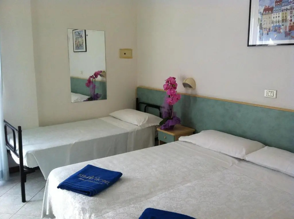 Standard Triple room