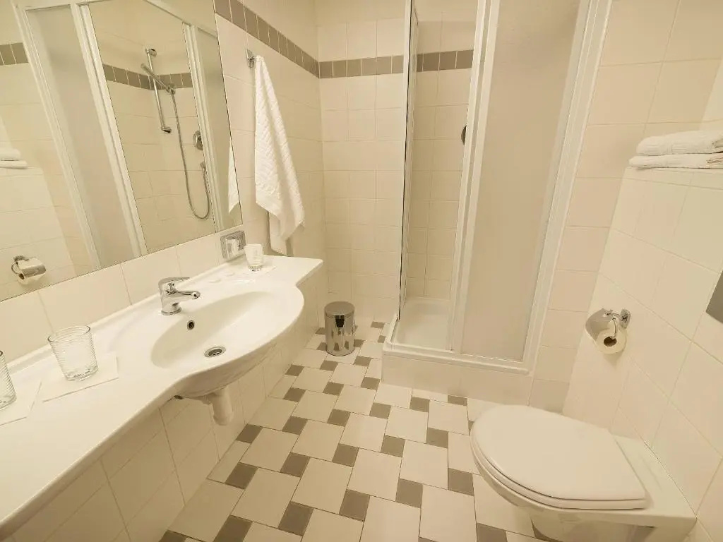 Double room (full double bed)