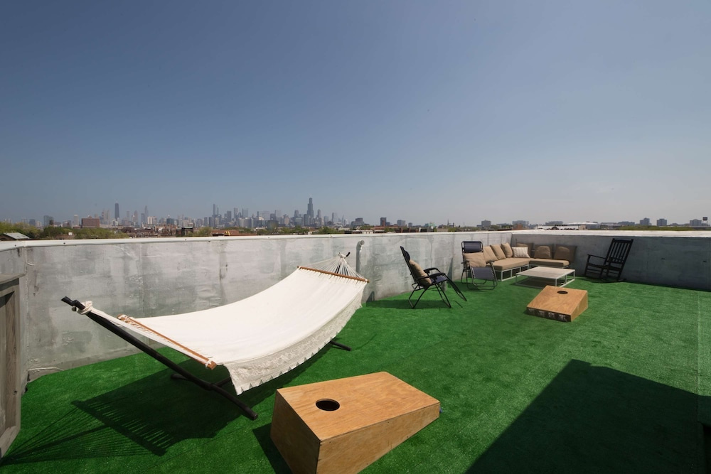 4-bedroom Condo by West Town w Balcony Parking