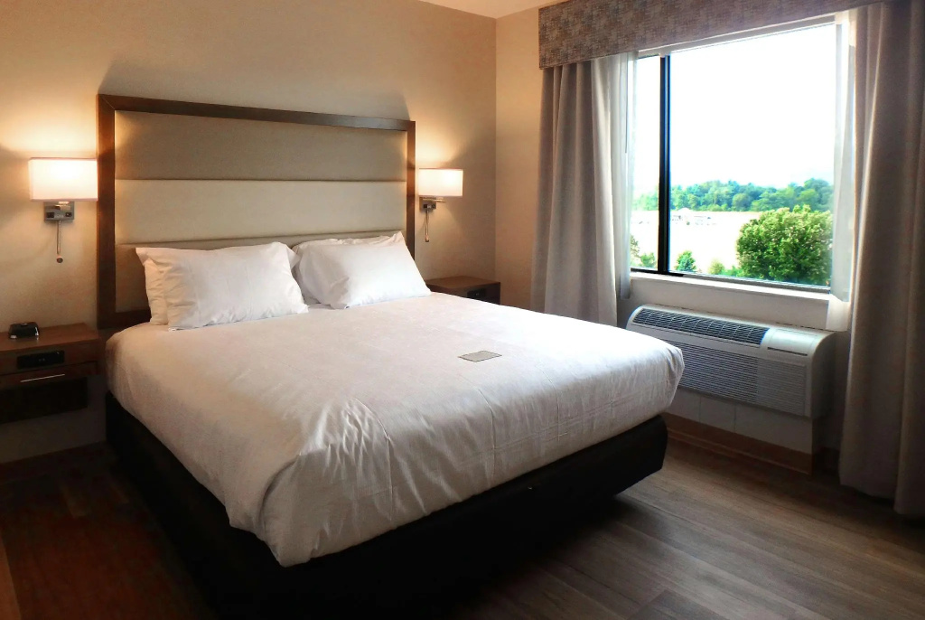 Wyndham Garden State College Room Type - Standard Double room (full double bed)