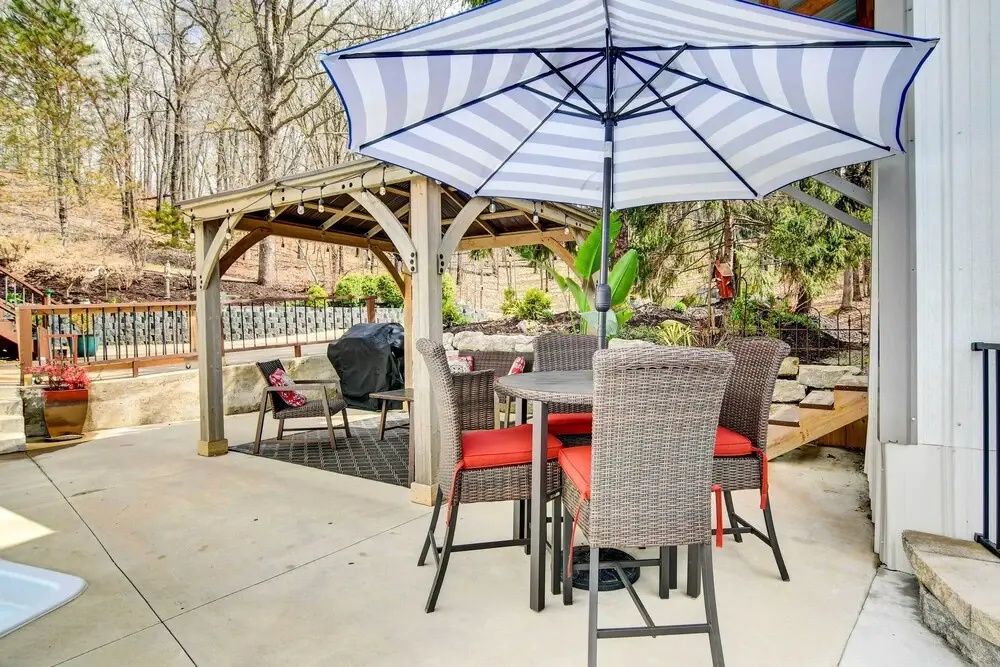 Hot Tub + Game Room! Secluded Branson Escape