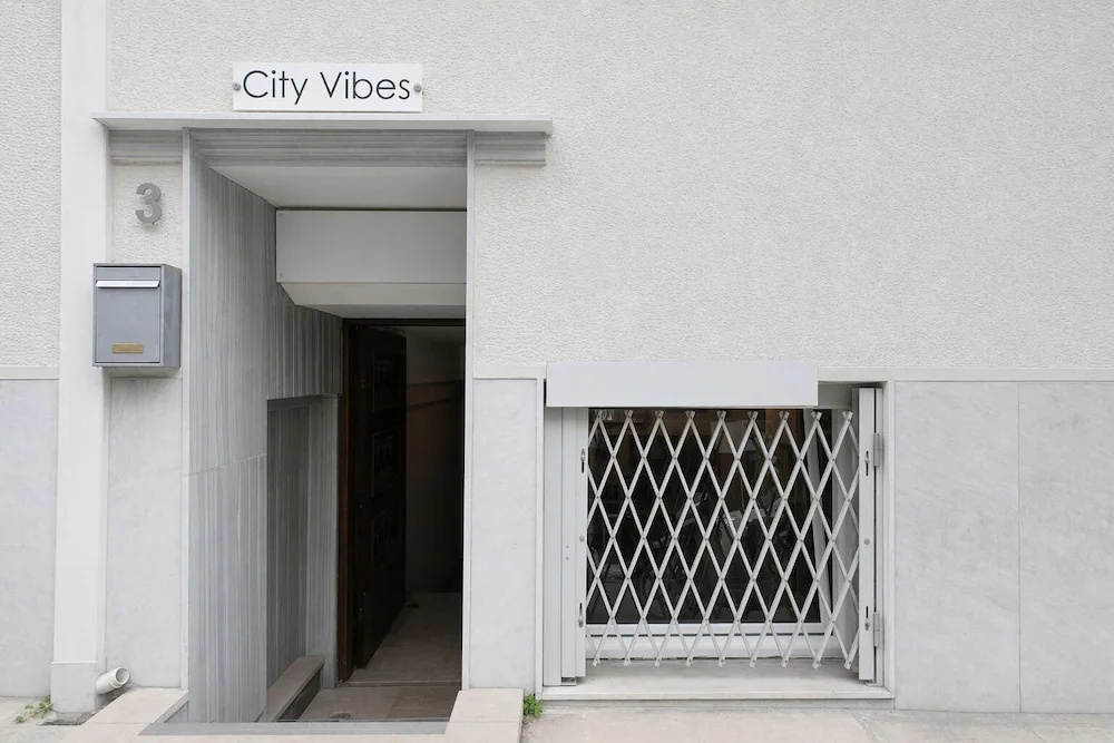 City Vibes - 2-BR Apt. with Backyard in kolonaki