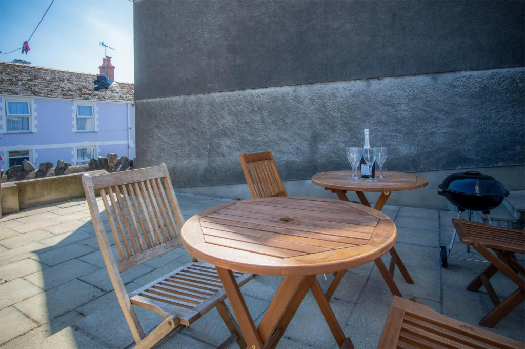 Ivy Cellar - 2 Bedroom Apartment - Tenby