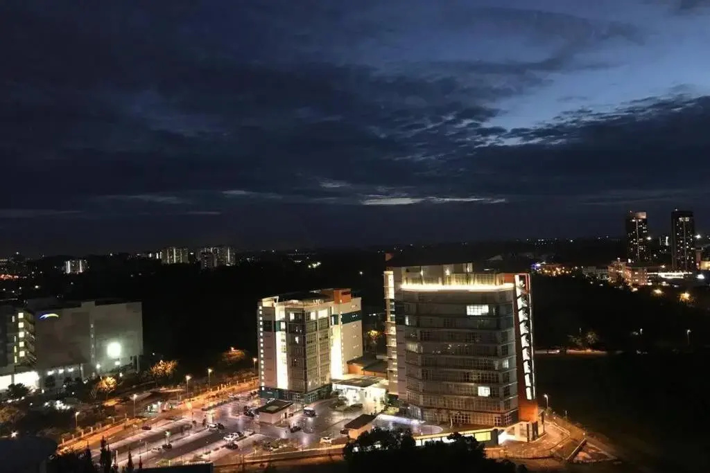 Amazing Lake view studio unit, Hyve,Cyberjaya, Free WiFi, Free Parking, Netflix, Pool