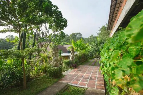 Giriwood Hotel & Villa