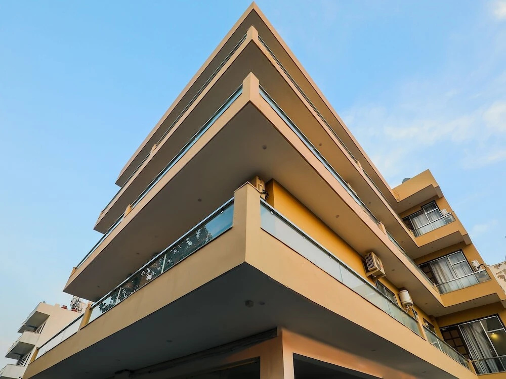 Silverkey Medanta Sec 38 By OYO Rooms
