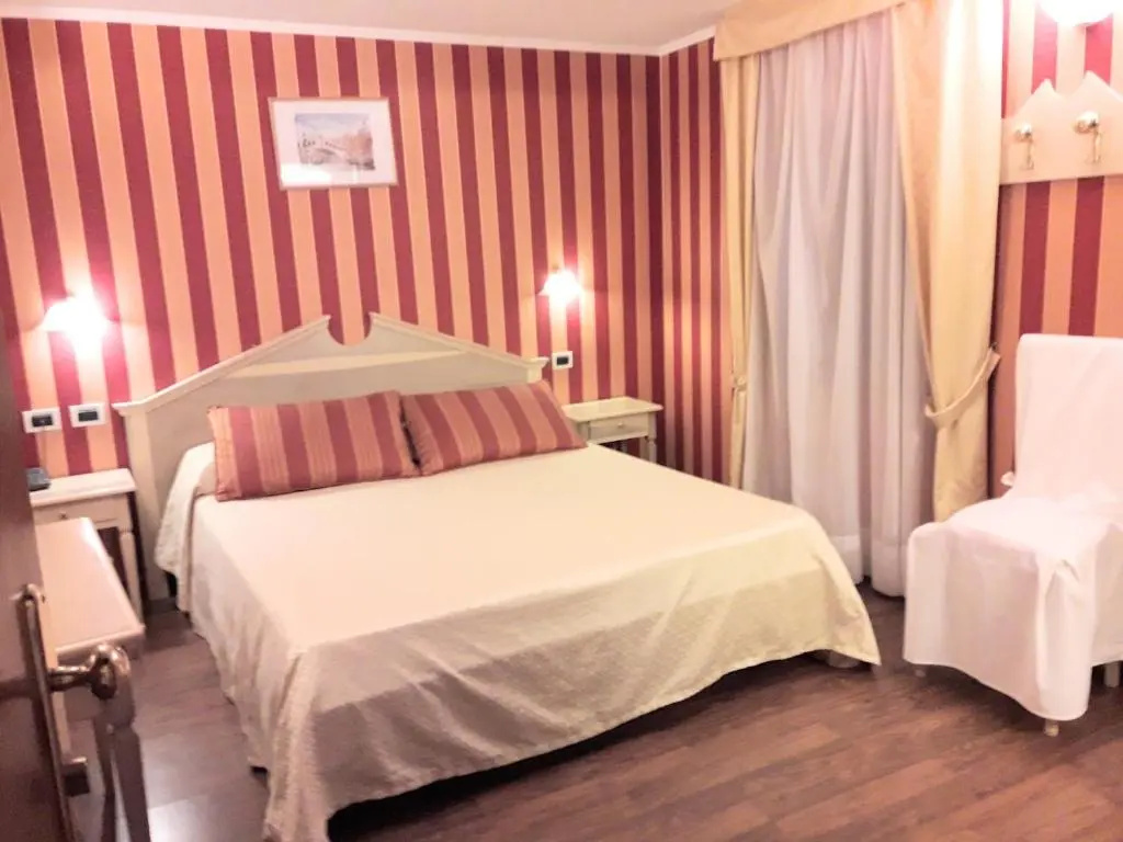 Double room (full double bed)