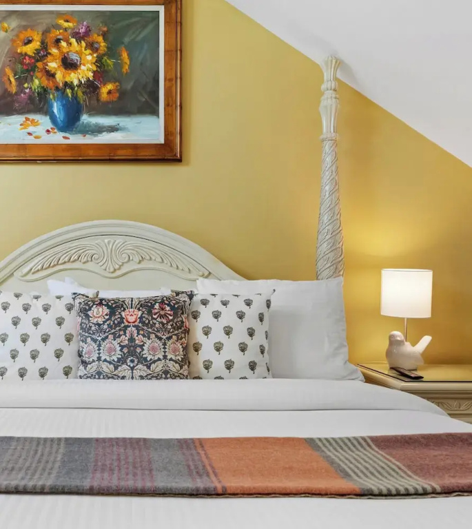 Deluxe Double Suite (full double bed)