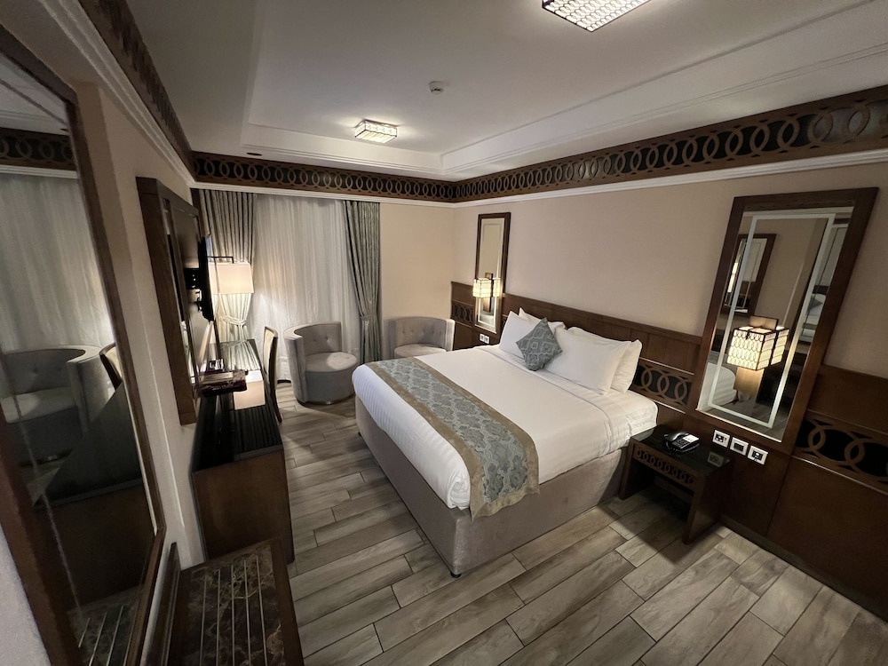 Violet Hotel — 4