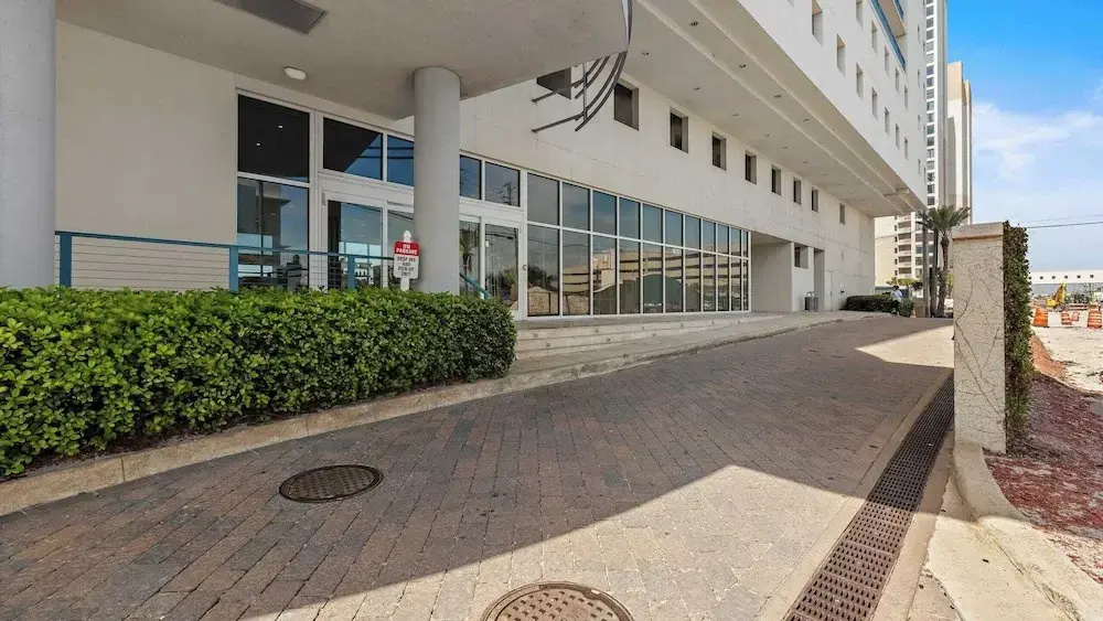 2 Beachfront Condos BBQ Balconies, Resort Pool, Hot Tub + Direct Beach Access