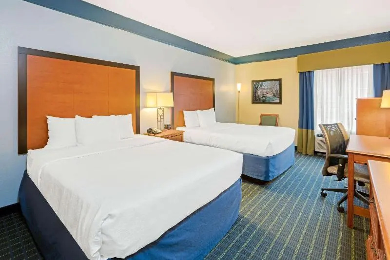 La Quinta Inn & Suites by Wyndham Shawnee - Chambres