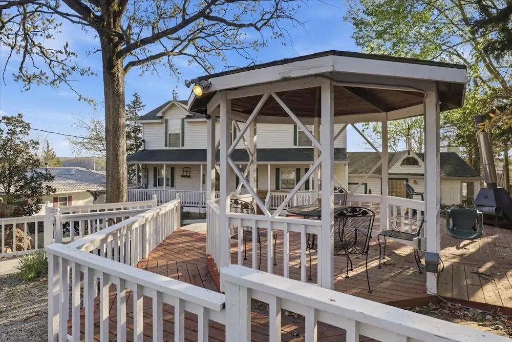 Lakeview Manor With Historic Charm and Serene Waters