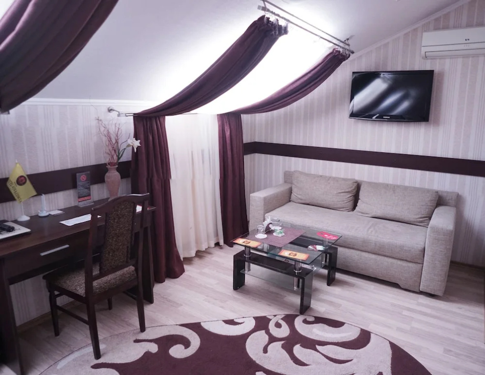 1 Bedroom Superior Double room with city view (full double bed)