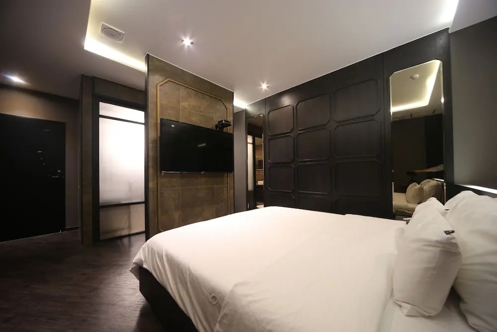 Deluxe Studio