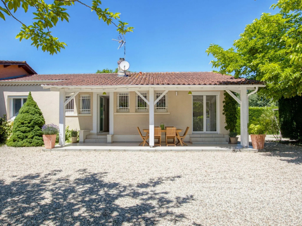 Holiday Home in Barry-d'islemade With Pool