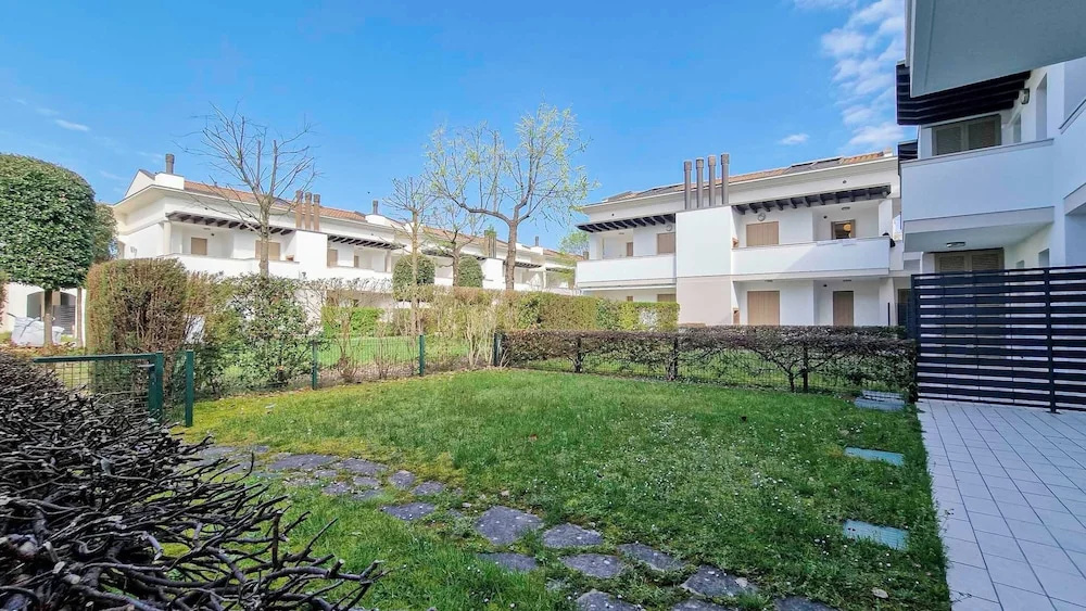 Lovely Apartment With two Fenced Gardens