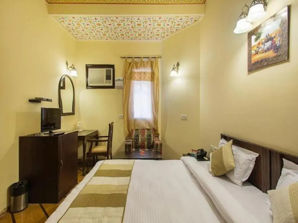 Deluxe Double room (full double bed)