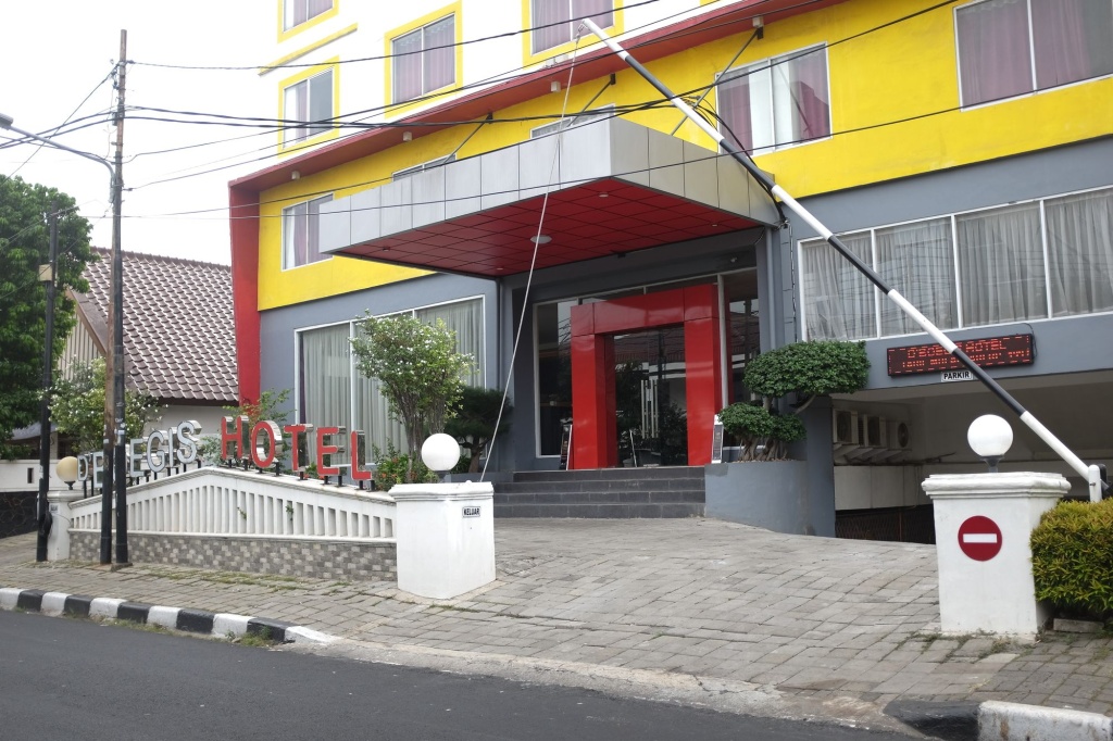 RedDoorz Plus near Senen