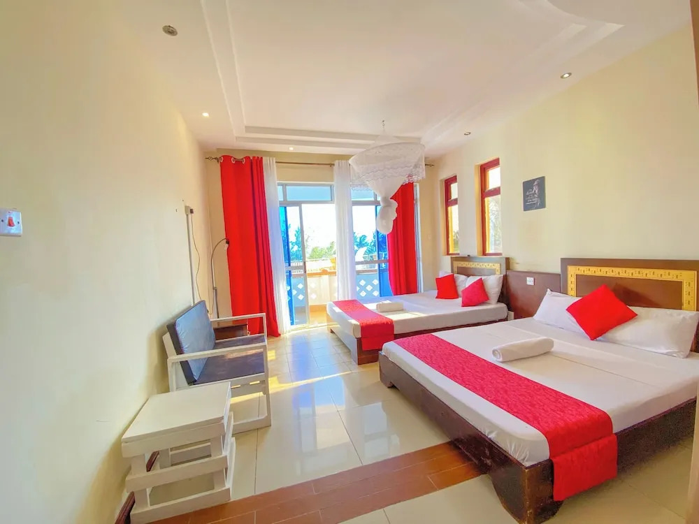 Sea Breeze Beachfront Apartments - фото 10