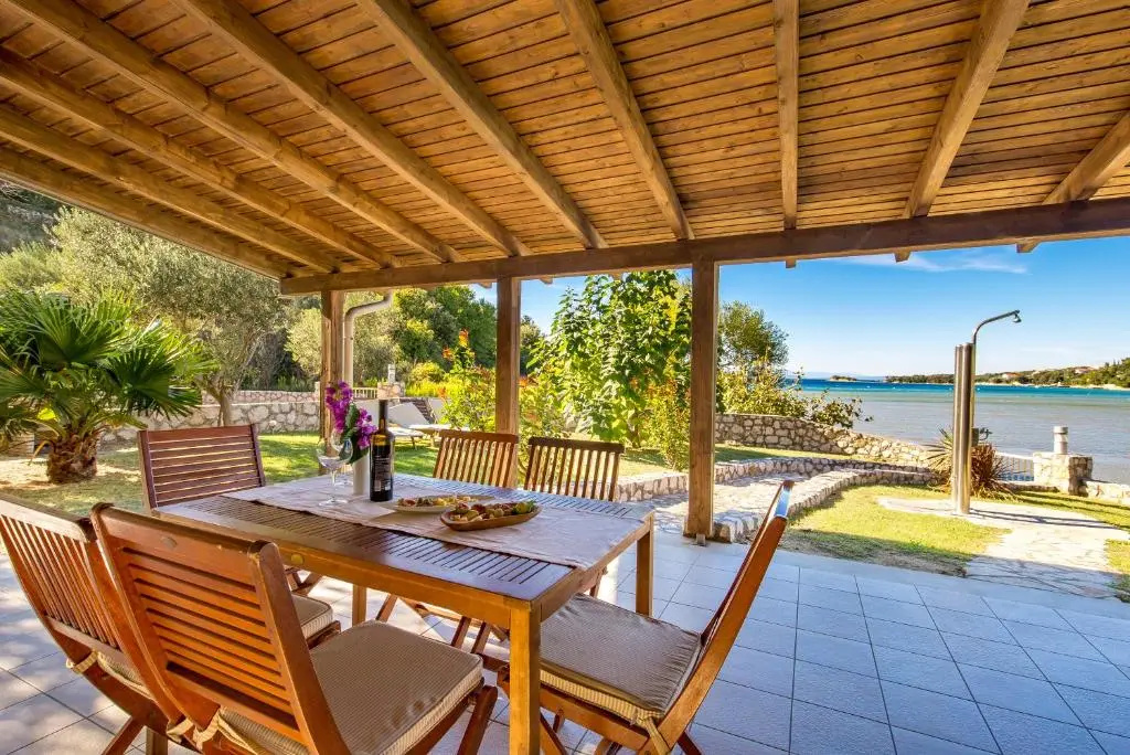 2 Bedrooms Apartment with sea view