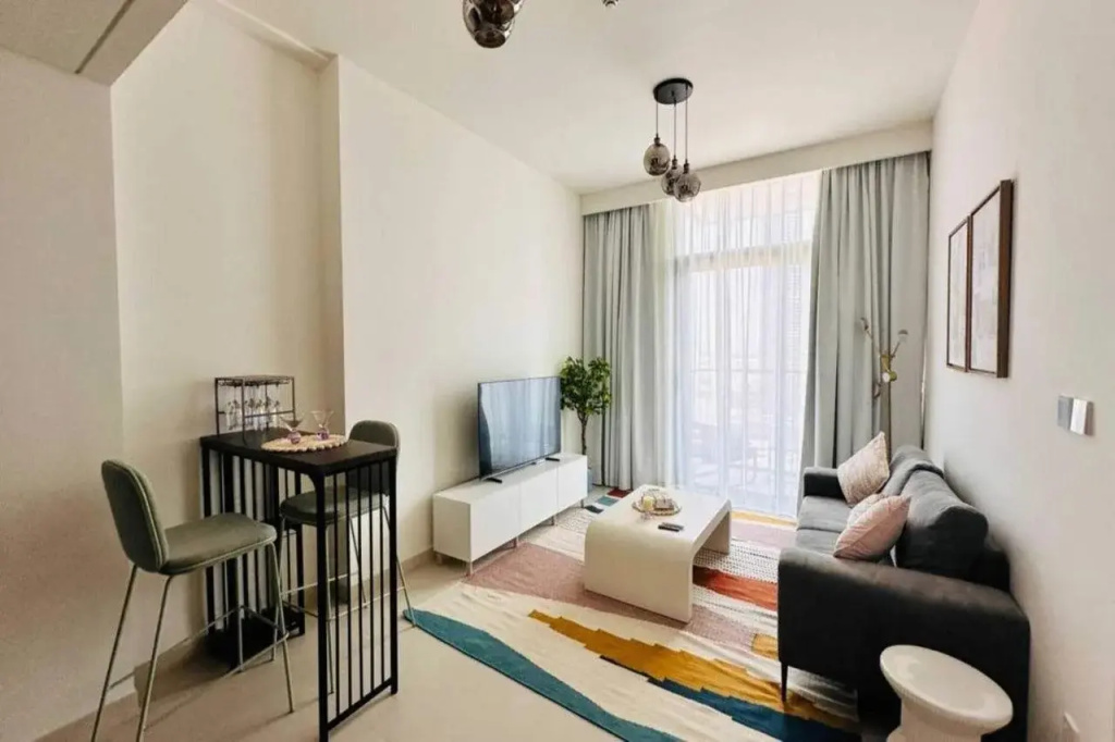 Luxury 1-Bedroom Apartment At Burj Crown. — фото