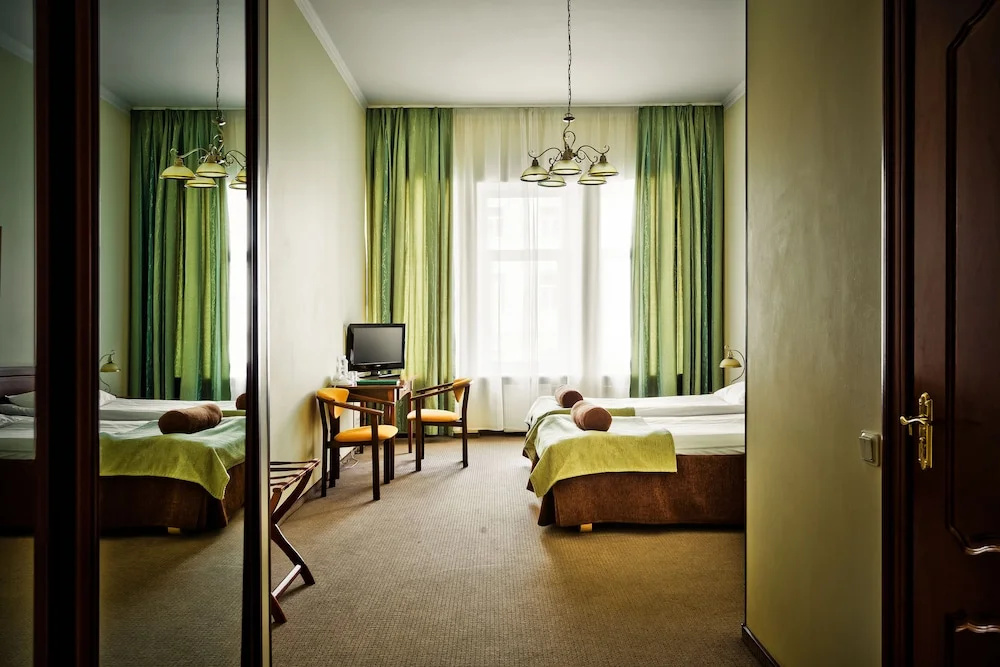 Hotel Shelfort - Tap to explore photos