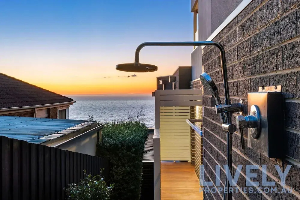 Hillside Luxe With Spa Bay Views