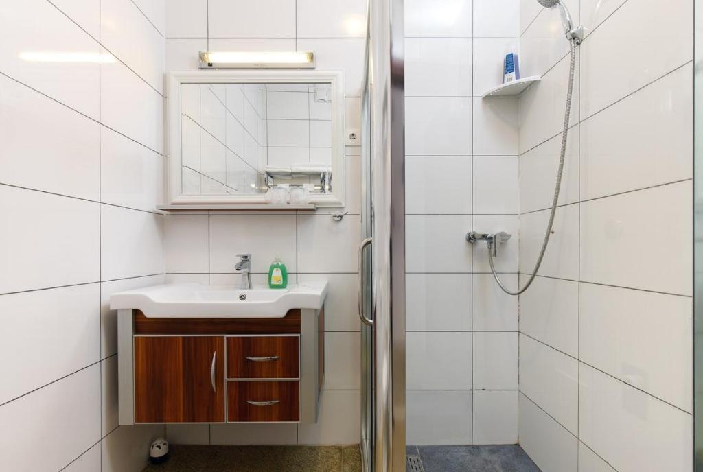 四人房，設有陽台及海景