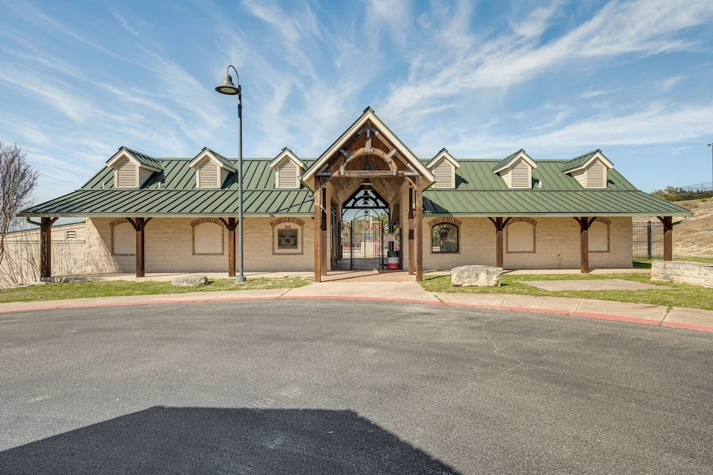 Walk to Lake Travis & Parks! Resort-style Getaway