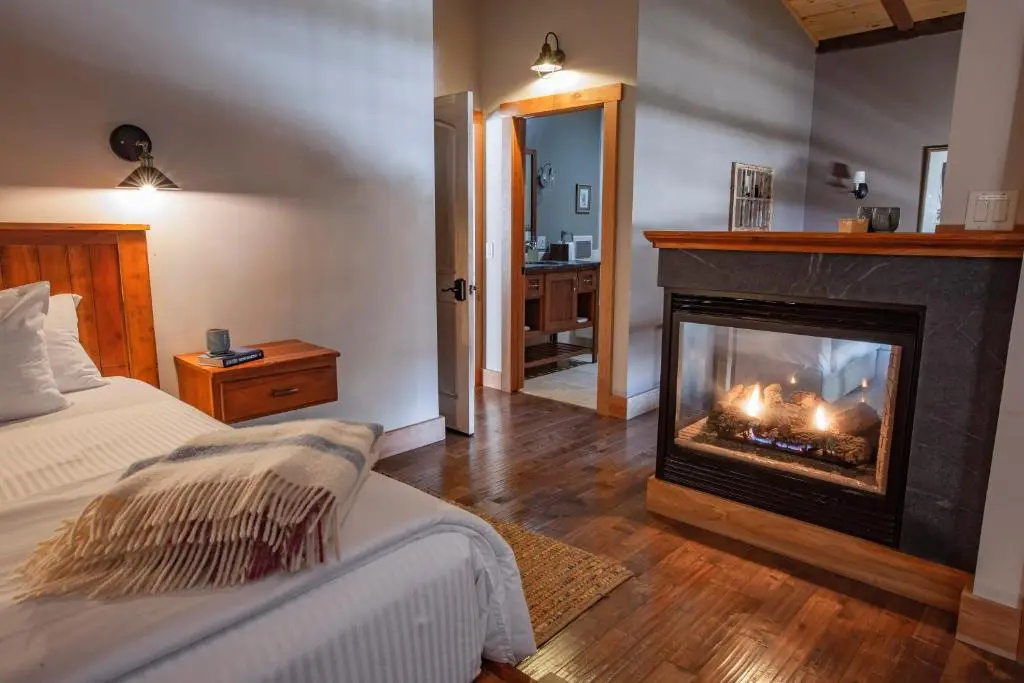 Deluxe Double Suite (full double bed)