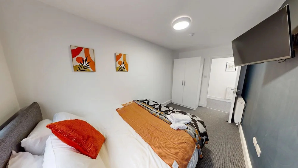 5 TVs 10 Mins to City 2 Showers Parking