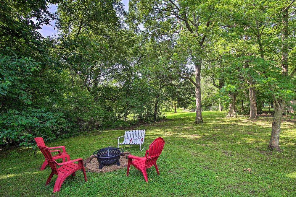 Charming Country Cottage: 5 Mi to Downtown Tulsa!
