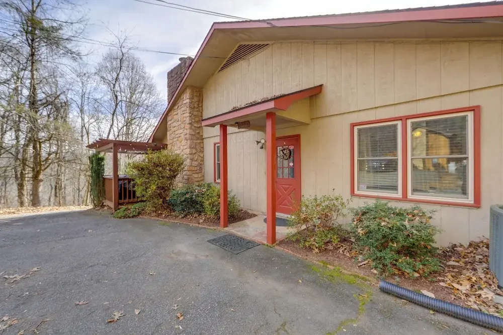 Walk to Golf Course, Mtn-view Maggie Valley Duplex