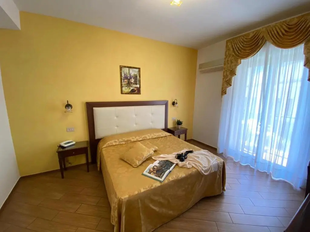 Superior Double room with partial sea view (full double bed)