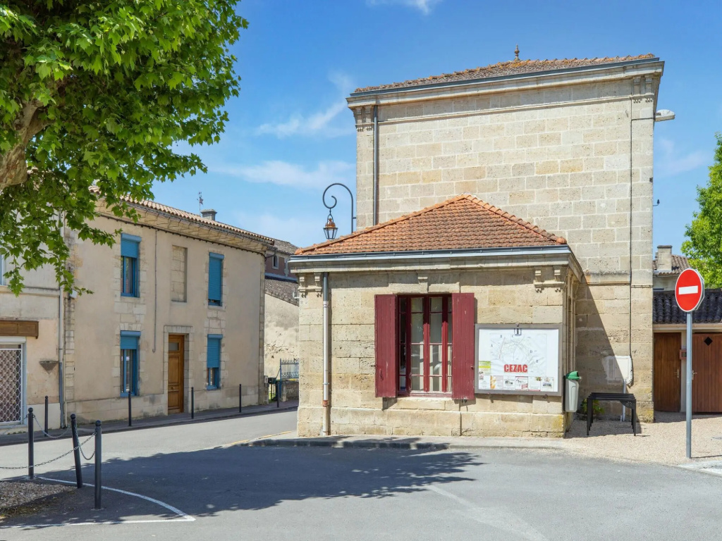 Attractive castle in Cezac with private pool