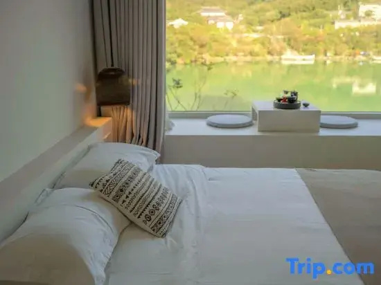 Standard Double room with river view (full double bed)