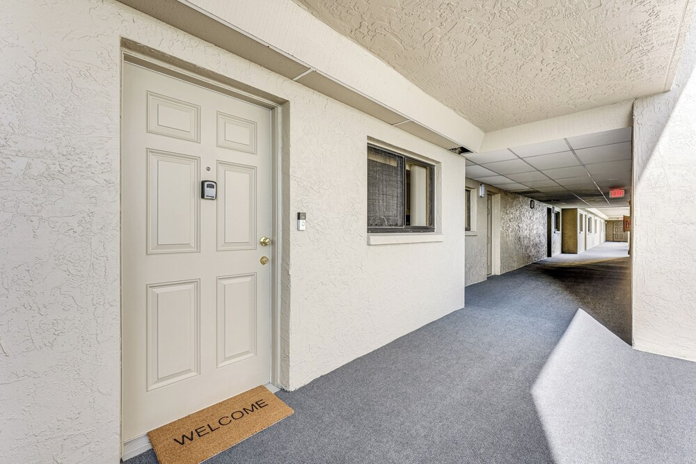 Walk to Sand Key! 11th-floor Clearwater Beach Gem